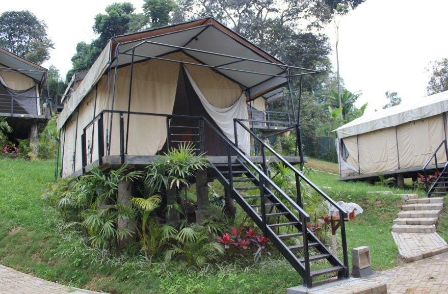 Trizara Resort mempunyai tempat penginapan unik berupa tenda-tenda premium.